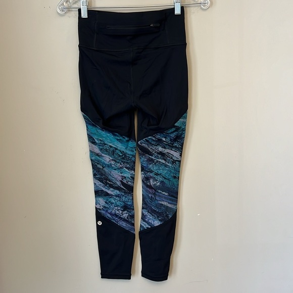 Lululemon Run to Reset Tight 25" size 4 in Black / Frozen Island Multi - Picture 5 of 15